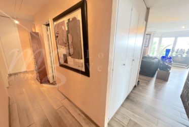 SUPERBE APPARTEMENT EN ATTIQUE DE 160 m2 AVEC LARGE TERRASSE ET VUE SUR JET D'EAU ET LA CATHEDRALE!!