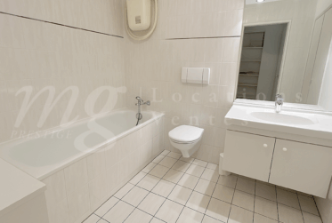 SUPERBE APPARTEMENT EN ATTIQUE DE 160 m2 AVEC LARGE TERRASSE ET VUE SUR JET D'EAU ET LA CATHEDRALE!!