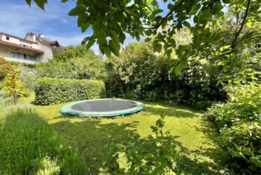 RAVISSANTE MAISON PLEIN DE CHARME DE 340 m2 AVEC GRAND JARDIN - à 5 minutes de Carouge et CEVA !!