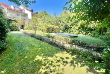 RAVISSANTE MAISON PLEIN DE CHARME DE 340 m2 AVEC GRAND JARDIN - à 5 minutes de Carouge et CEVA !!