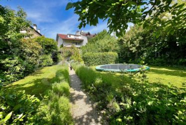 RAVISSANTE MAISON PLEIN DE CHARME DE 340 m2 AVEC GRAND JARDIN - à 5 minutes de Carouge et CEVA !!