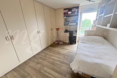 SUPERBE APPARTEMENT EN ATTIQUE DE 160 m2 AVEC LARGE TERRASSE ET VUE SUR JET D'EAU ET LA CATHEDRALE!!