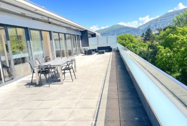 SUPERBE APPARTEMENT EN ATTIQUE EN PIGNON - SUD - AVEC LARGE TERRASSE DE 140 m2