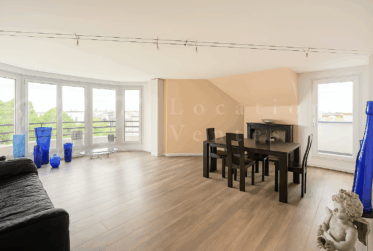 SUPERBE APPARTEMENT EN ATTIQUE DE 160 m2 AVEC LARGE TERRASSE ET VUE SUR JET D'EAU ET LA CATHEDRALE!!