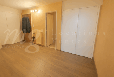 SUPERBE APPARTEMENT EN ATTIQUE DE 160 m2 AVEC LARGE TERRASSE ET VUE SUR JET D'EAU ET LA CATHEDRALE!!