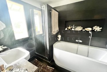 RAVISSANTE MAISON PLEIN DE CHARME DE 340 m2 AVEC GRAND JARDIN - à 5 minutes de Carouge et CEVA !!