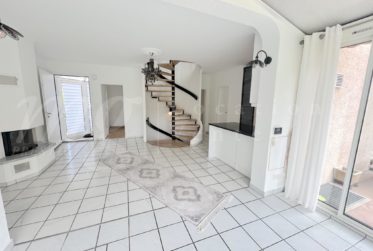 RAVISSANTE MAISON CONTIGUE DE 180 M2 AVEC VERANDA ET JARDIN PLEIN SUD