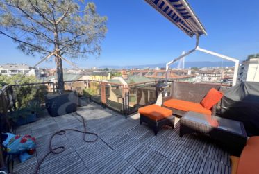 SUPERBE APPARTEMENT EN ATTIQUE DE 160 m2 AVEC LARGE TERRASSE ET VUE SUR JET D'EAU ET LA CATHEDRALE!!