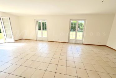 GRANDE MAISON FAMILIALE INDIVIDUELLE DE 375 m2 - RENOVEE - AVEC SUPERBE JARDIN ARBORE