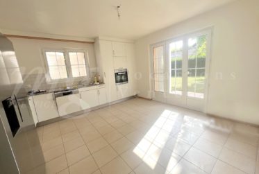 GRANDE MAISON FAMILIALE INDIVIDUELLE DE 375 m2 - RENOVEE - AVEC SUPERBE JARDIN ARBORE