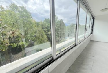 GRAND 4 PIECES - MEUBLE- TRAVERSANT AVEC 2 GRANDS BALCONS - PARC - 2x PISCINES & SPA