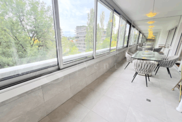 GRAND 4 PIECES - MEUBLE- TRAVERSANT AVEC 2 GRANDS BALCONS - PARC - 2x PISCINES & SPA
