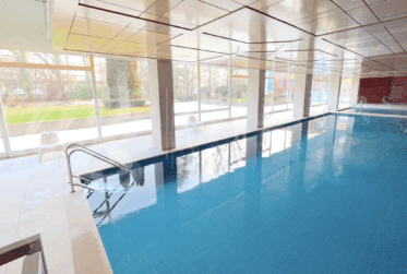 GRAND 4 PIECES - MEUBLE- TRAVERSANT AVEC 2 GRANDS BALCONS - PARC - 2x PISCINES & SPA