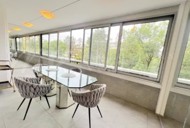 GRAND 4 PIECES - MEUBLE- TRAVERSANT AVEC 2 GRANDS BALCONS - PARC - 2x PISCINES & SPA