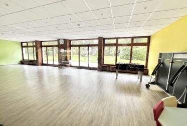 GRAND 4 PIECES - MEUBLE- TRAVERSANT AVEC 2 GRANDS BALCONS - PARC - 2x PISCINES & SPA