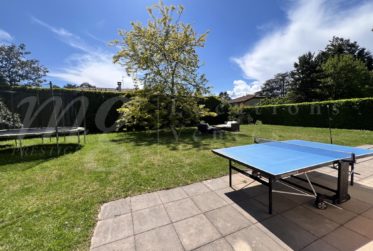 GRANDE MAISON FAMILIALE INDIVIDUELLE DE 375 m2 - RENOVEE - AVEC SUPERBE JARDIN ARBORE