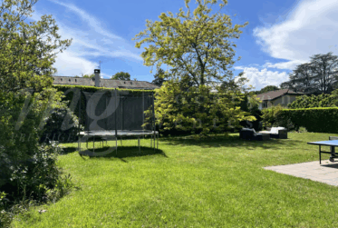 GRANDE MAISON FAMILIALE INDIVIDUELLE DE 375 m2 - RENOVEE - AVEC SUPERBE JARDIN ARBORE