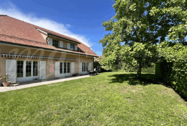 GRANDE MAISON FAMILIALE INDIVIDUELLE DE 375 m2 - RENOVEE - AVEC SUPERBE JARDIN ARBORE