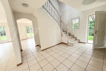 GRANDE MAISON FAMILIALE INDIVIDUELLE DE 375 m2 - RENOVEE - AVEC SUPERBE JARDIN ARBORE