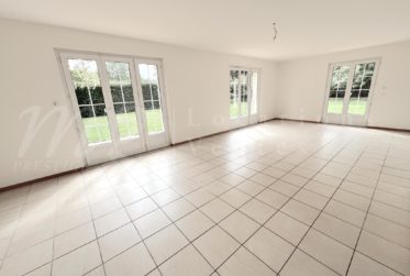 GRANDE MAISON FAMILIALE INDIVIDUELLE DE 375 m2 - RENOVEE - AVEC SUPERBE JARDIN ARBORE