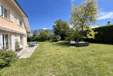 GRANDE MAISON FAMILIALE INDIVIDUELLE DE 375 m2 - RENOVEE - AVEC SUPERBE JARDIN ARBORE