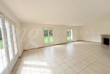 GRANDE MAISON FAMILIALE INDIVIDUELLE DE 375 m2 - RENOVEE - AVEC SUPERBE JARDIN ARBORE