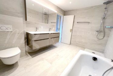 GRANDE MAISON FAMILIALE INDIVIDUELLE DE 375 m2 - RENOVEE - AVEC SUPERBE JARDIN ARBORE
