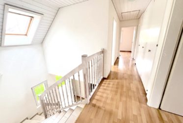 GRANDE MAISON FAMILIALE INDIVIDUELLE DE 375 m2 - RENOVEE - AVEC SUPERBE JARDIN ARBORE