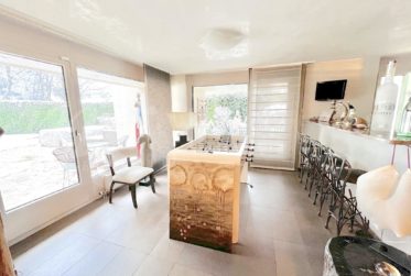 SUPERBE APPARTEMENT DUPLEX DE 280 m2 AVEC LARGE TERRASSE SUR JARDIN