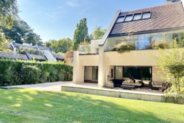 SUPERBE APPARTEMENT DUPLEX DE 280 m2 AVEC LARGE TERRASSE SUR JARDIN