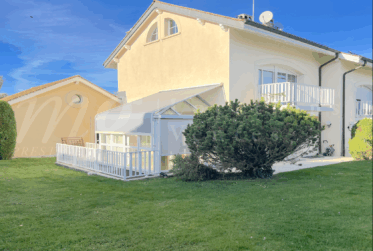MAISON MODERNE FAMILIALE AVEC VERANDA DE 240 M2 env. AVEC JARDIN PRIVATIF ARBORE DE 600 m2