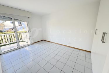 MAISON MODERNE FAMILIALE AVEC VERANDA DE 240 M2 env. AVEC JARDIN PRIVATIF ARBORE DE 600 m2