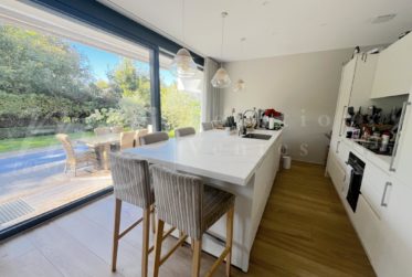 SUPERBE MAISON CONTEMPORAINE DE 7 PIECES AVEC JARDIN ET PISCINE