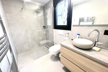 TRES BELLE MAISON FAMILIALE RENOVEE DE 230 m2 - AVEC GRAND JARDIN ARBORE