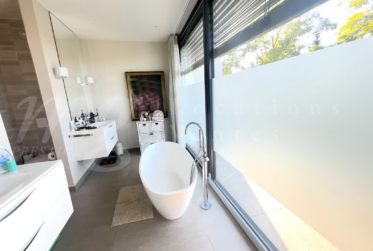 SUPERBE MAISON CONTEMPORAINE DE 7 PIECES AVEC JARDIN ET PISCINE