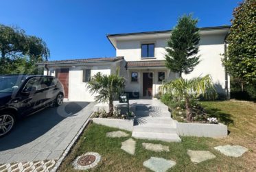 TRES BELLE MAISON FAMILIALE RENOVEE DE 230 m2 - AVEC GRAND JARDIN ARBORE