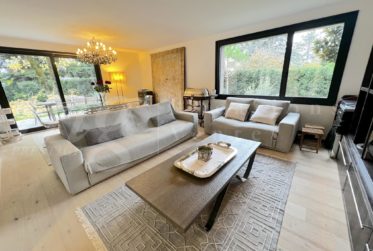 TRES BELLE MAISON FAMILIALE RENOVEE DE 230 m2 - AVEC GRAND JARDIN ARBORE