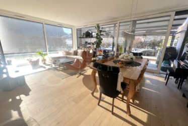 BELLE MAISON CONTEMPORAINE, JUMELLE D'ANGLE DE 200 m2 AVEC JARDIN CLOTURE