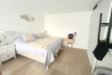 BELLE MAISON CONTEMPORAINE, JUMELLE D'ANGLE DE 200 m2 AVEC JARDIN CLOTURE