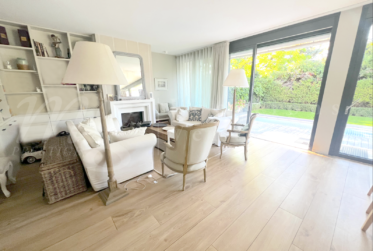 SUPERBE MAISON CONTEMPORAINE DE 7 PIECES AVEC JARDIN ET PISCINE