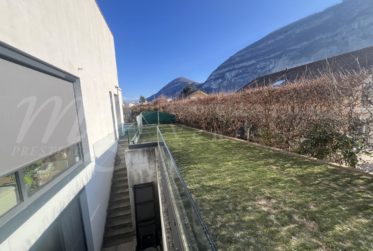 BELLE MAISON CONTEMPORAINE, JUMELLE D'ANGLE DE 200 m2 AVEC JARDIN CLOTURE