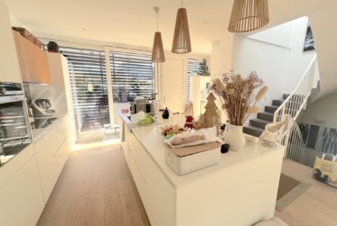 BELLE MAISON CONTEMPORAINE, JUMELLE D'ANGLE DE 200 m2 AVEC JARDIN CLOTURE