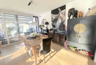 BELLE MAISON CONTEMPORAINE, JUMELLE D'ANGLE DE 200 m2 AVEC JARDIN CLOTURE