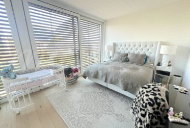 BELLE MAISON CONTEMPORAINE, JUMELLE D'ANGLE DE 200 m2 AVEC JARDIN CLOTURE