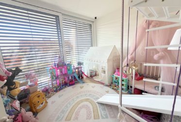 BELLE MAISON CONTEMPORAINE, JUMELLE D'ANGLE DE 200 m2 AVEC JARDIN CLOTURE