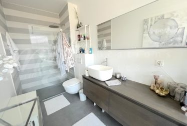 BELLE MAISON CONTEMPORAINE, JUMELLE D'ANGLE DE 200 m2 AVEC JARDIN CLOTURE