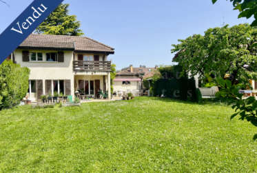 RAVISSANTE MAISON JUMELLE D'ANGLE - FAMILIALE - DE 7 PIECES AVEC TRES BEAU JARDIN SUD