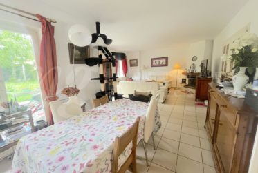 RAVISSANTE MAISON JUMELLE D'ANGLE - FAMILIALE - DE 7 PIECES AVEC TRES BEAU JARDIN SUD