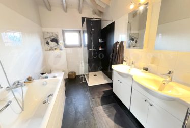 TRES BELLE MAISON INDIVIDUELLE DE 250 m2 hab AVEC GRAND JARDIN DE 1100 m2