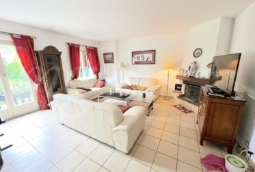 RAVISSANTE MAISON JUMELLE D'ANGLE - FAMILIALE - DE 7 PIECES AVEC TRES BEAU JARDIN SUD